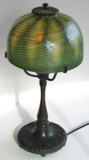 desklampwithdeepgreenshade1.jpg (42853 bytes)